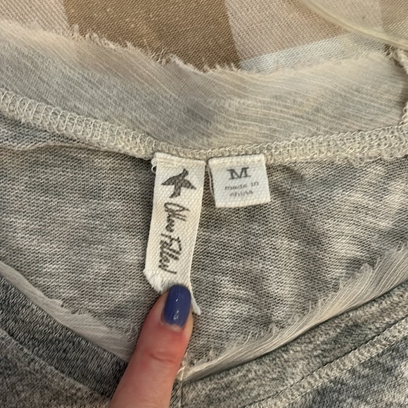 Others Follow Gray Split Back Blouse size M - Picture 4 of 8